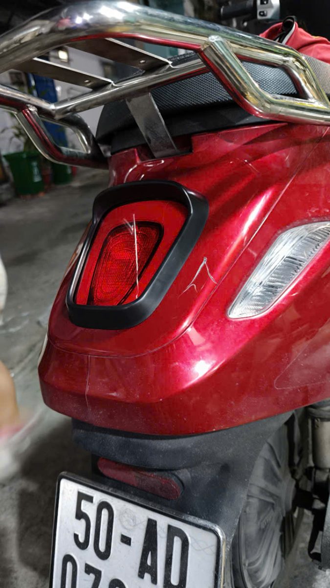Ốp đèn sau màu đen xe Evo